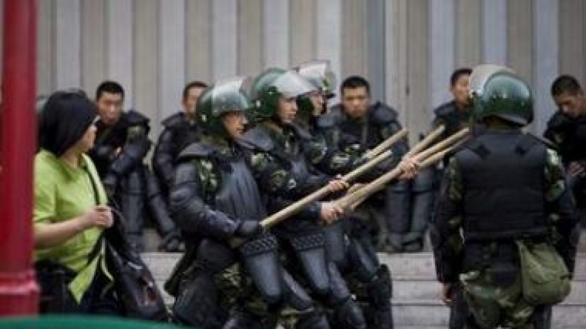 Varios militares patrullan por una calle de Urumqi.