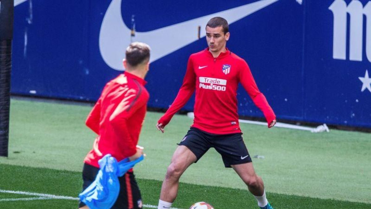 Antoine Griezmann, durante el entrenamiento de este lunes del conjunto rojiblanco en el estadio Wanda Metropolitano.