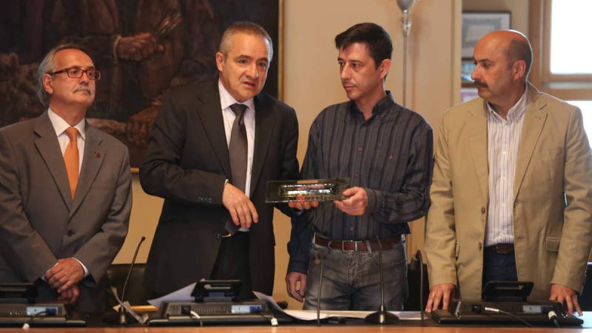 Francisco Martínez Carrión, Dionisio Domínguez, Roberto Vivero y José Manuel Fernández Corral, en la entrega del premio.