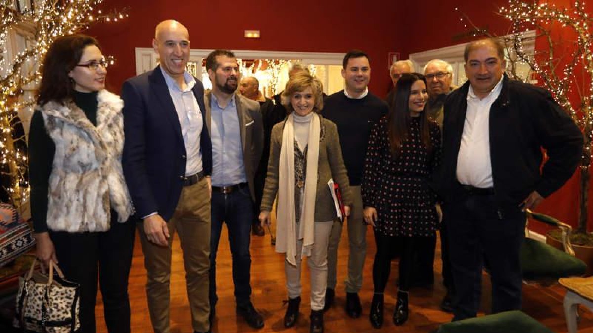 Carcedo, junto a representantes de las ejecutivas local, provincial y autonómica del PSOE, después del desayuno informativo que tuvo a primera hora de la mañana con los medios de comunicación. MARCIANO PÉREZ