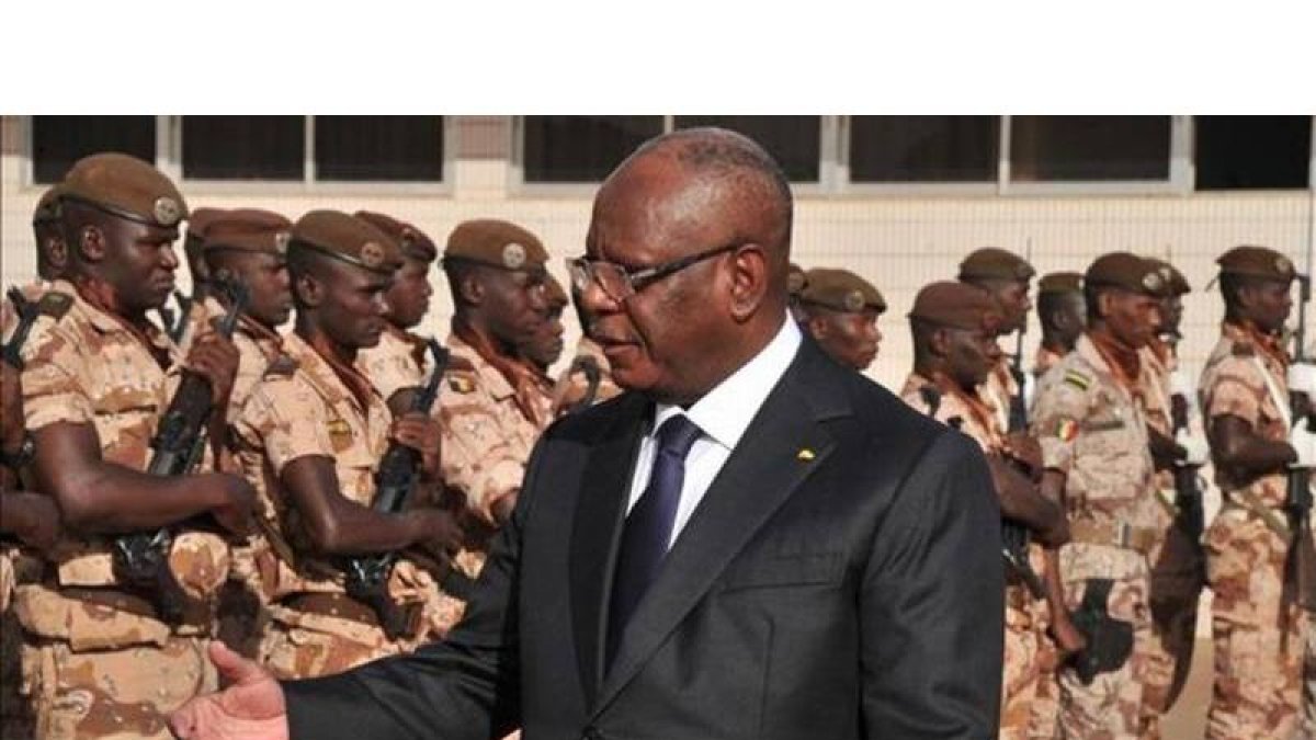 Ibrahim Boubacar Keita, presidente de Mali, pasa revista a las tropas en Bamako, este martes.