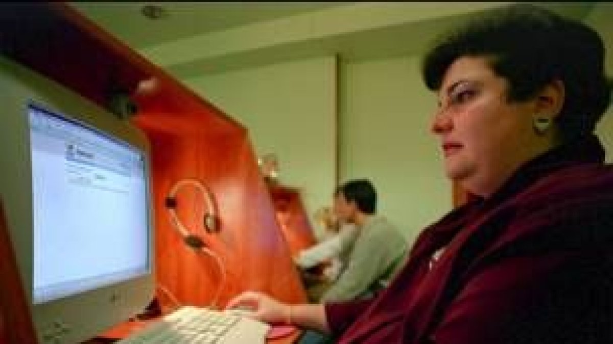 Una mujer acude a un ciberespacio para navegar por Internet