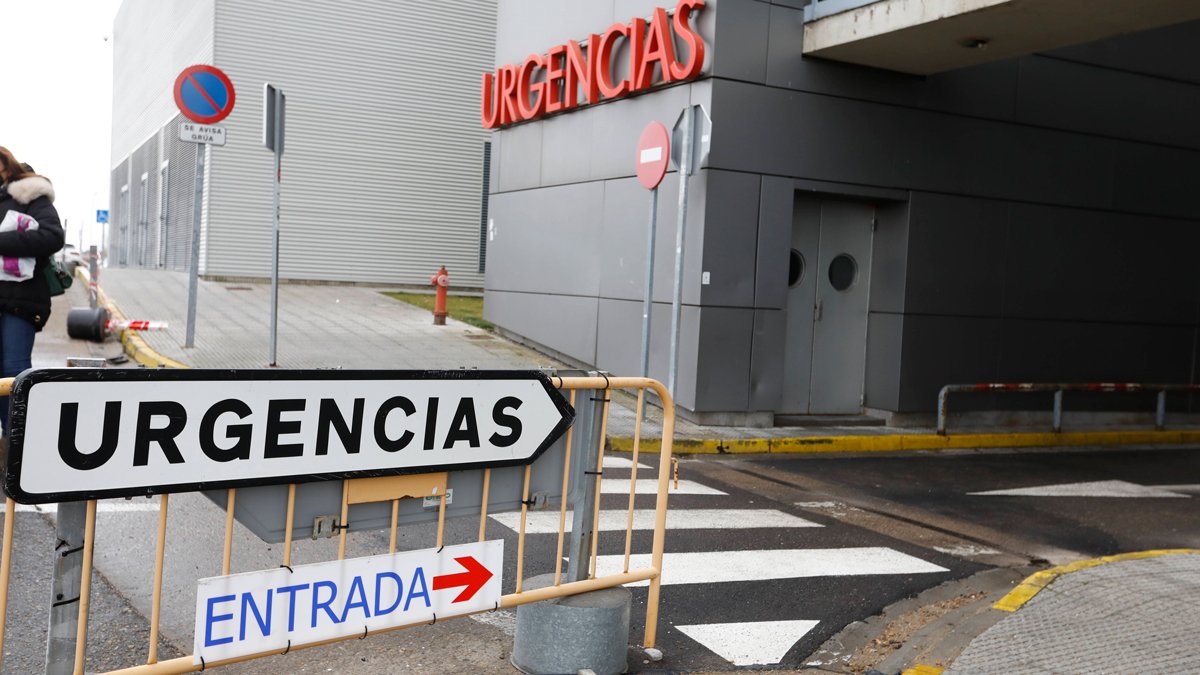 La mujer que resultó herida fue trasladada al centro hospitalario de Léon. MARCIANO PÉREZ.