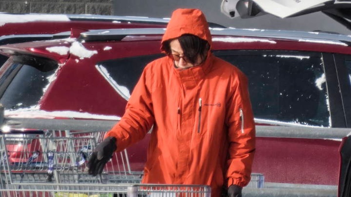 Una mujer haciendo la compra en Illinois, EE. UU. Gran parte del país está sintiendo los efectos del invierno a medida que se aproxima un frente frío ártico que lleva temperaturas bajo cero, heladas y nieve. TANNEN MAURY