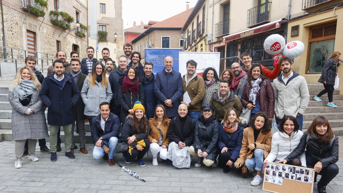 El alcalde de León, José Antonio Diez, se reúne con la Asociación de Jóvenes Empresarios de la Federación Leonesa de Empresarios. Junto a él, el presidente de la Asociación, David Abril. CARLOS S. CAMPILLO