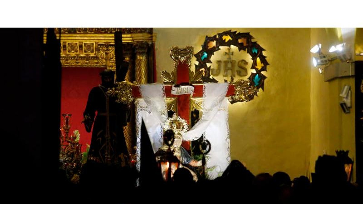 Imagen de la  Piedad, titular de la cofradía Minerva y Veracruz, ayer a la salida de la procesión desde la capilla de Santa Nonia. Al fondo, el Nazanero de Jesús.
