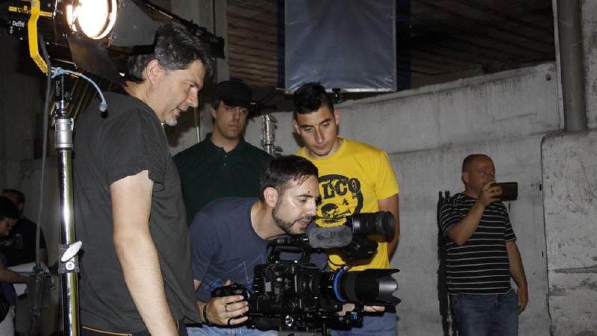 Rodolfo Herrero y Ricardo Fernández supervisan una escena.