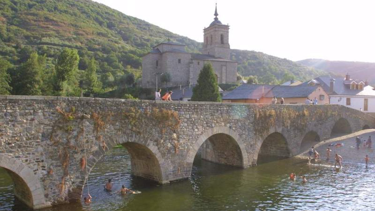 Puente de los peregrinos de Molinaseca, en imagen de archivo. L. D. M.