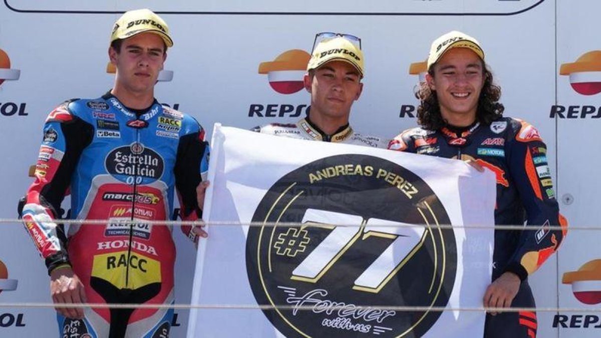 Jeremy Alcoba, Raúl Fernández y Can Öncü, podio de Moto3 en el MundialJúnio de hoy en Aragón, homenajean al desaparecido Andreas Pérez en el podio de Motorland.