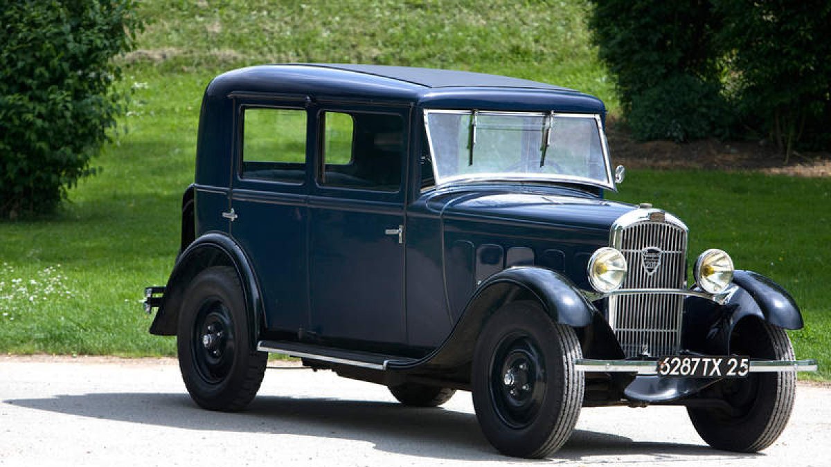 El 201, arquetípico Peugeot en los años 30, revolucionó los métodos industriales y comerciales de la automoción francesa. Su fiabilidad, sinónimo de la marca, se desarrolló con nada menos que 40 prototipos pre-serie, algo insólito en su momento.