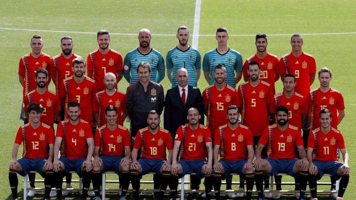 Fotografía de familia de la selección española antes de disputar el Mundial de Rusia 2018 que arranca el día 14 de este mes. JAVIER LIZÓN