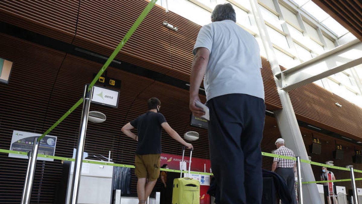 Pasajeros en el aeropuerto de León. FERNANDO OTERO