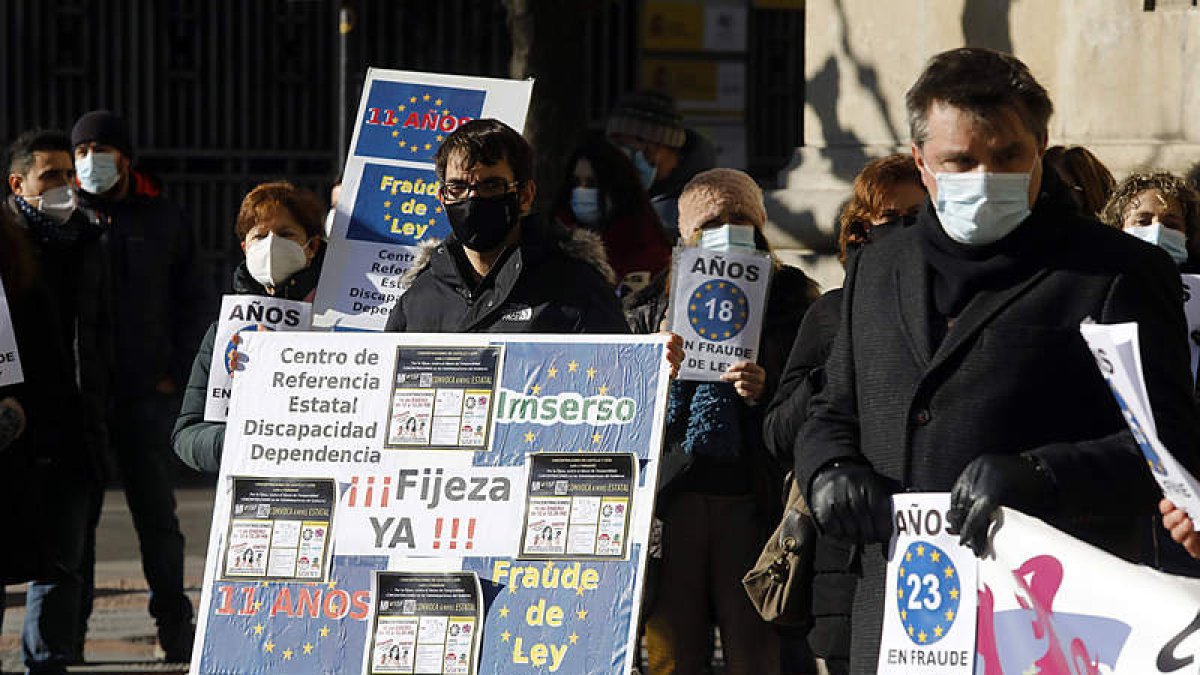 Manifestación de trabajadores interinos frente a la Subdelegación del Gobierno. MARCIANO PÉREZ