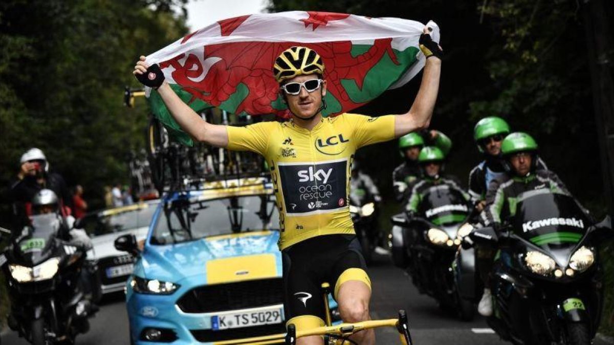 Geraint Thomas exhibe la bandera de gales durante la última etapa del Tour.