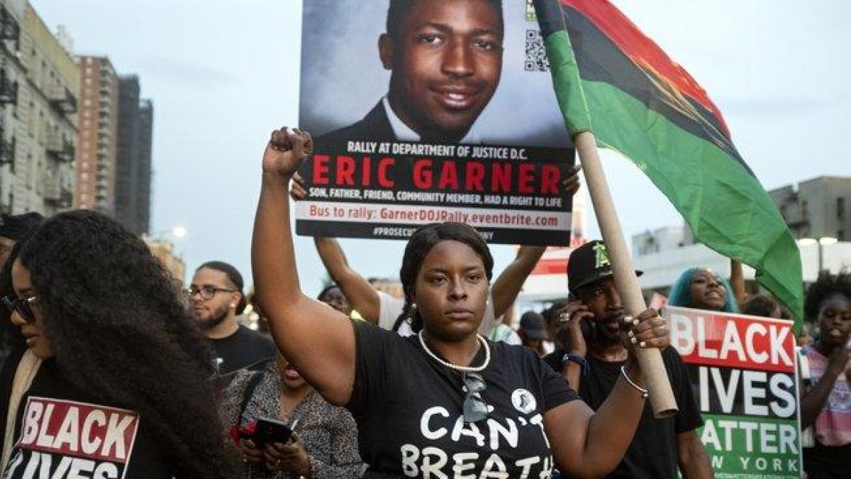 Activistas protestas por la muerte de Eric Garner ocurrida hcae cinco años en manos de la policía de Nueva York.