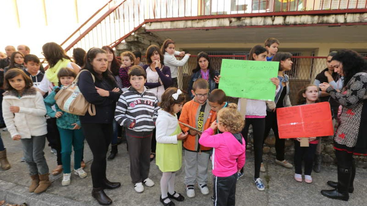 Padres, madres y alumnos continúan las protestas en la puerta del colegio de Toral.