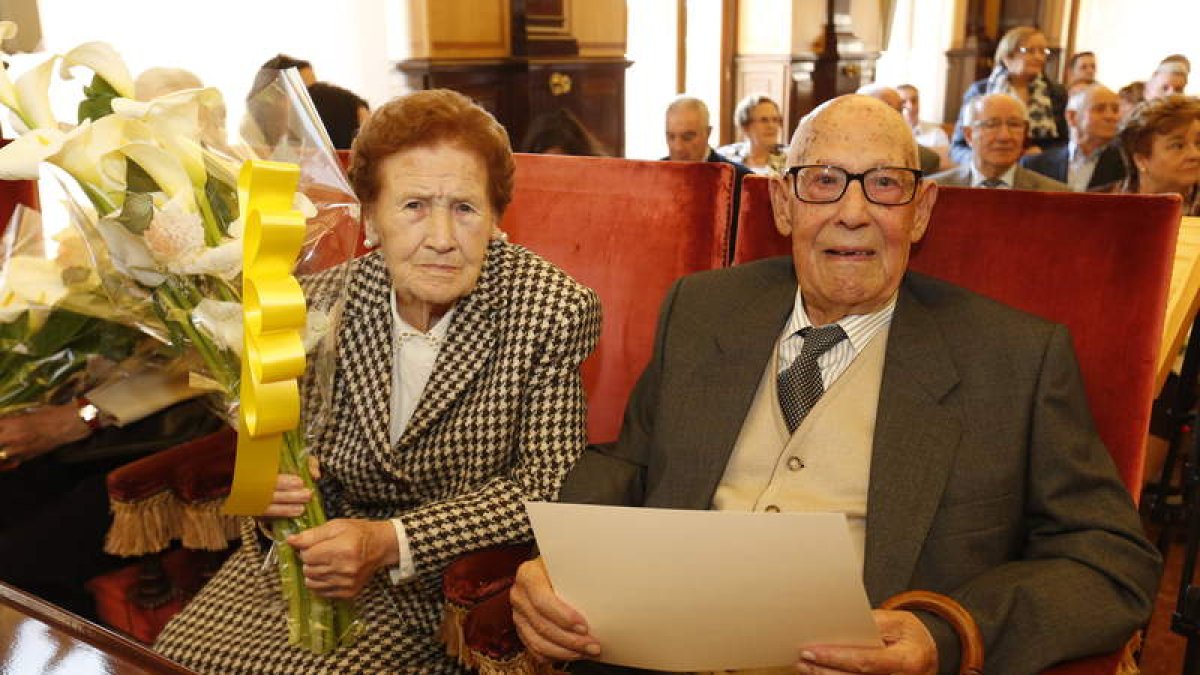 Encarna González y Florentino Gutiérrez, ayer en el acto celebrado en el salón de plenos de San Marcelo. RAMIRO