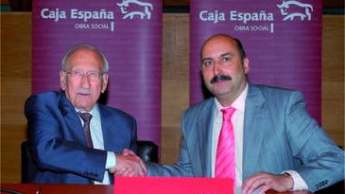 Alejandro López Caride y José Manuel Fernández Corral, en la firma del convenio.