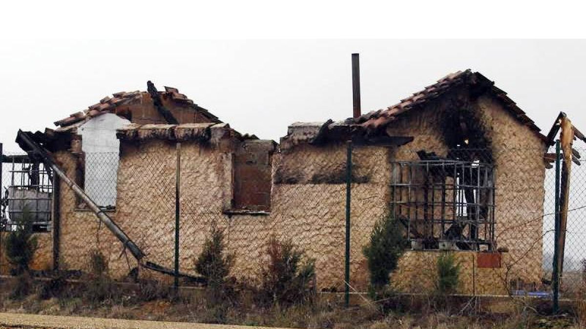 Estado en el que quedó la casa-merendero de Luis Rodríguez Aller tras el incendio.