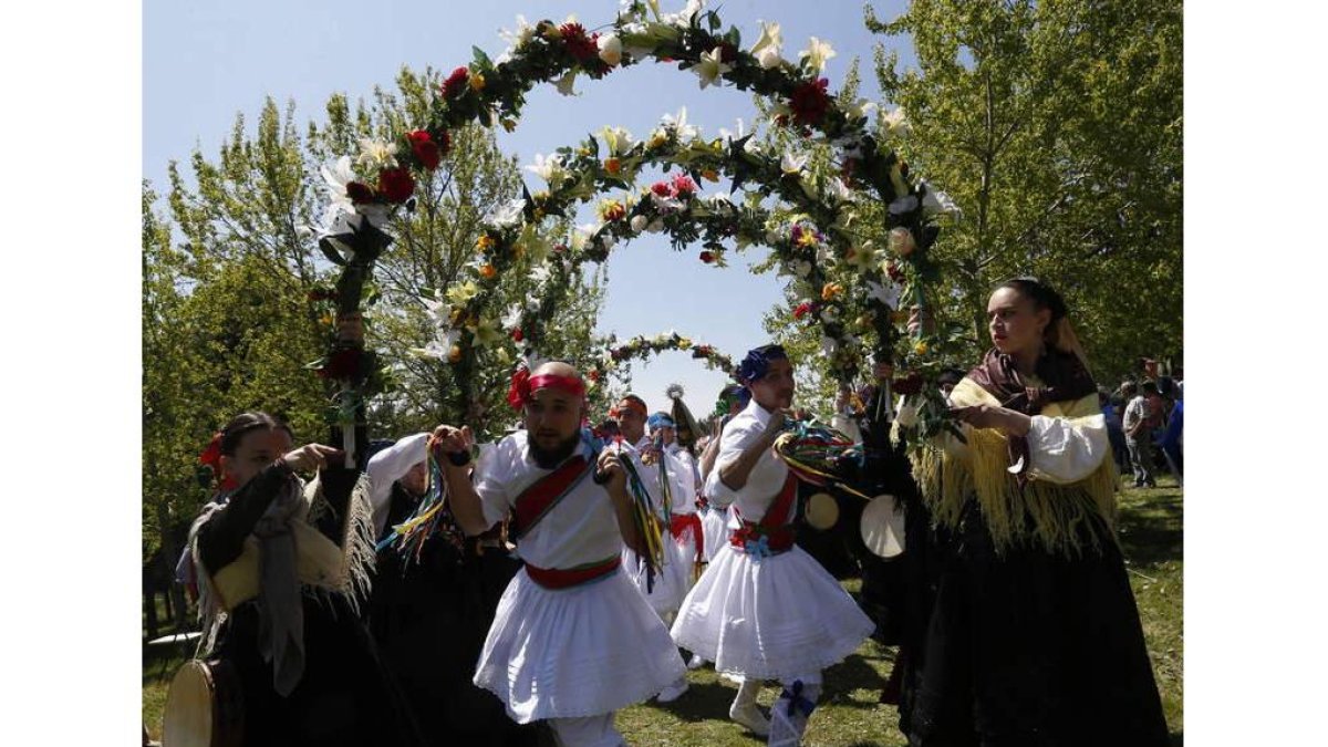 Los jóvenes han recuperado los trajes típicos de esta fiesta para honrar a su patrona durante el gran día de la villa. JESÚS F. SALVADORES