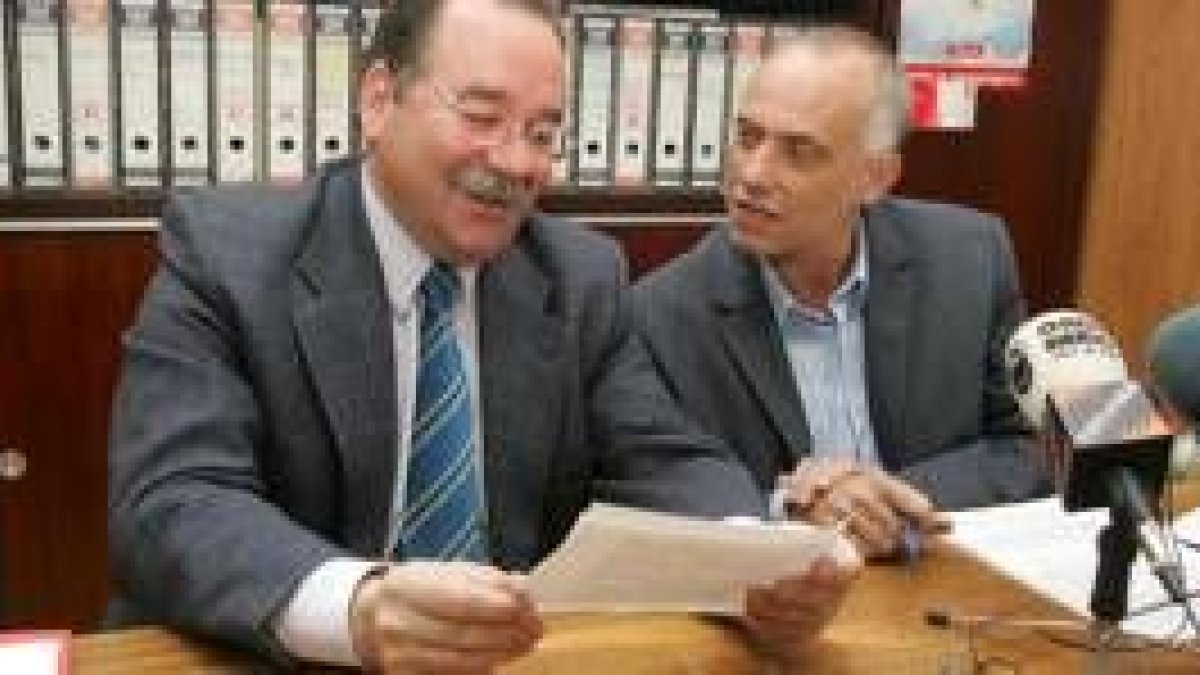 El secretario del PSOE, Wenceslao Orallo, junto a Ricardo Saavedra