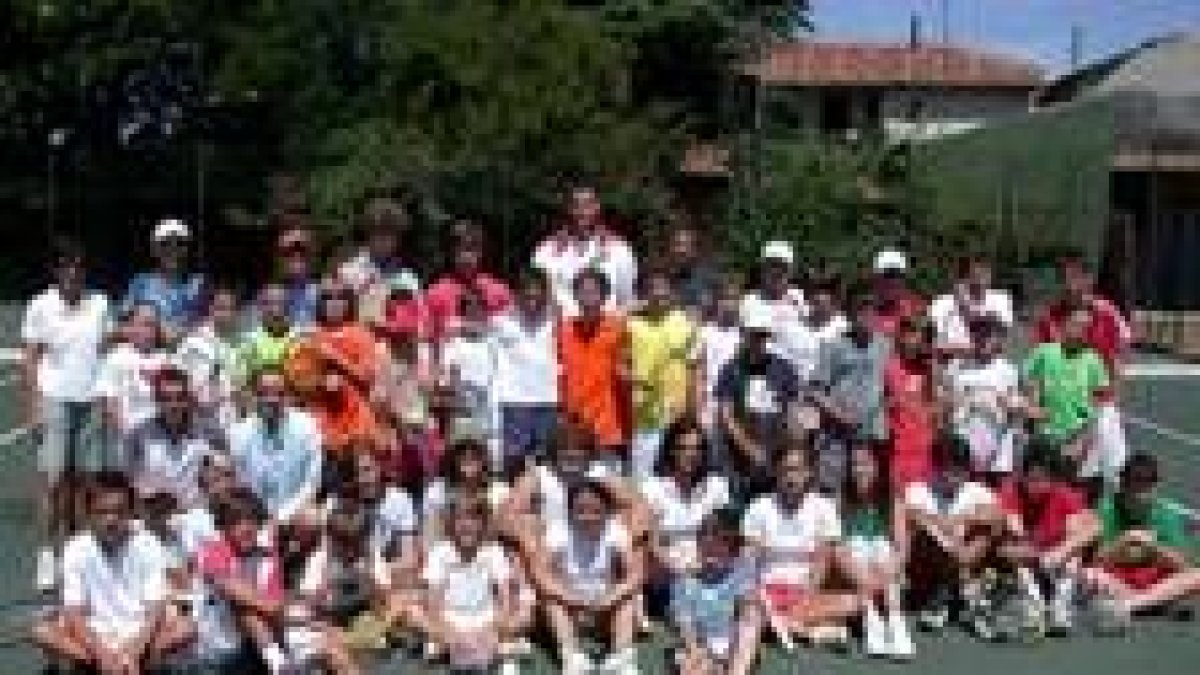 Entrenadores y alumnos, en una de las canchas de la escuela de tenis