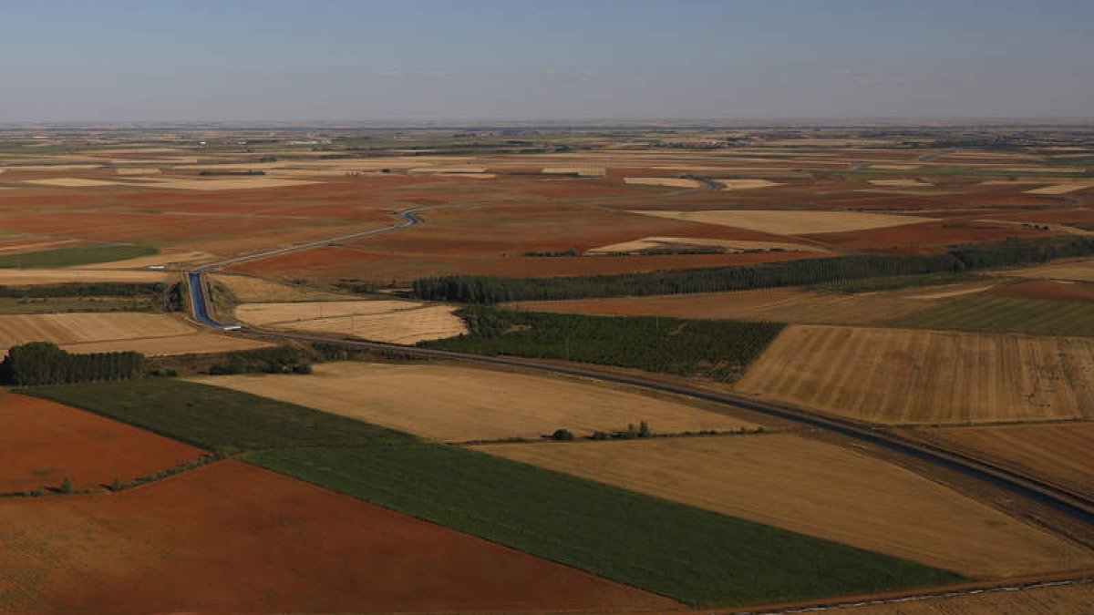 Vista aérea de Payuelos, en la zona de Santas Martas, por donde transcurrirá la línea de alta tensión. FERNANDO OTERO