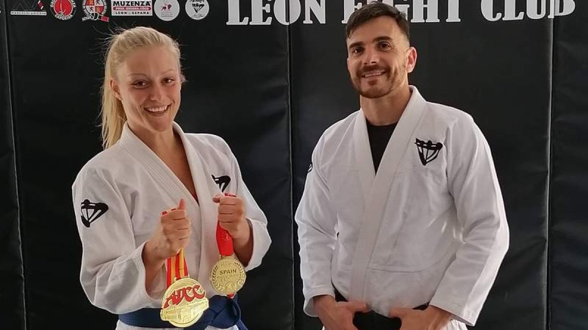 Zuzana Kroulíková posa con sus dos medallas de oro. DL