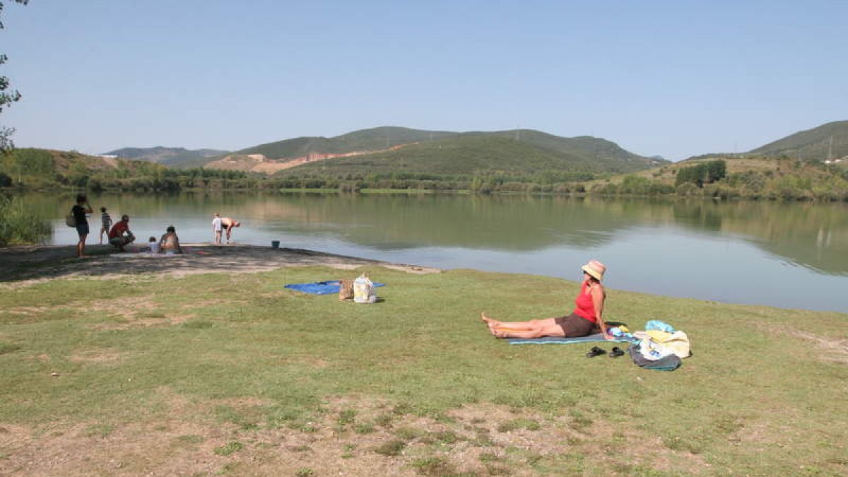 El lago de Carucedo es uno de los lugares a visitar. ANA F. BARREDO