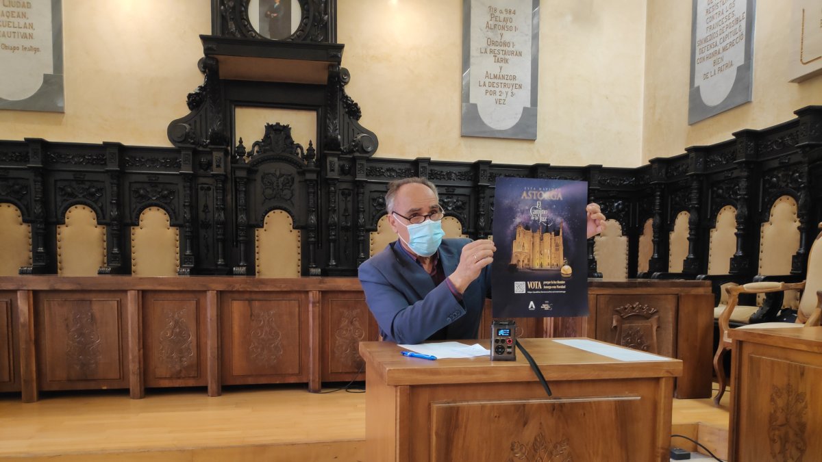 El alcalde de Astorga presenta el cartel. DL