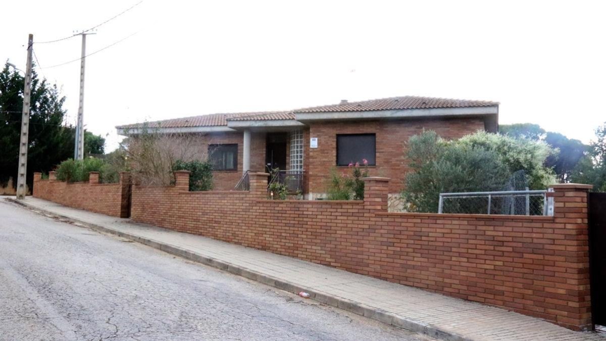 Casa donde apareció el cadáver de la mujer