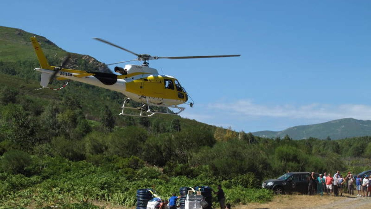 Helicóptero acarreando los 3.200 kilos de material para el refugio en el entorno de Susañe del Sil.