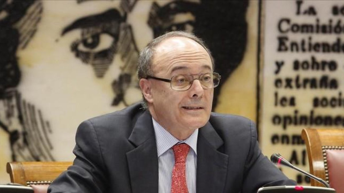 El gobernador del Banco de España, Luis María Linde, en la Comisión de Economía del Senado, en septiembre pasado.
