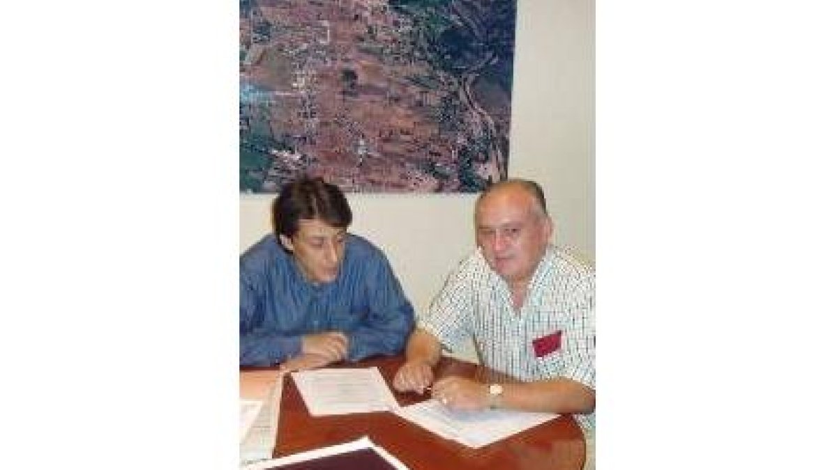 Miguel Hidalgo y Juan Carlos Cortina, tras la firma del convenio