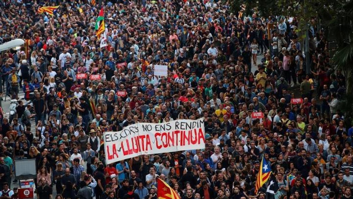 Imagen de la manifestación que llena las calles de Barcelona en estos momnetos. ENRIC FONTCUBERTA