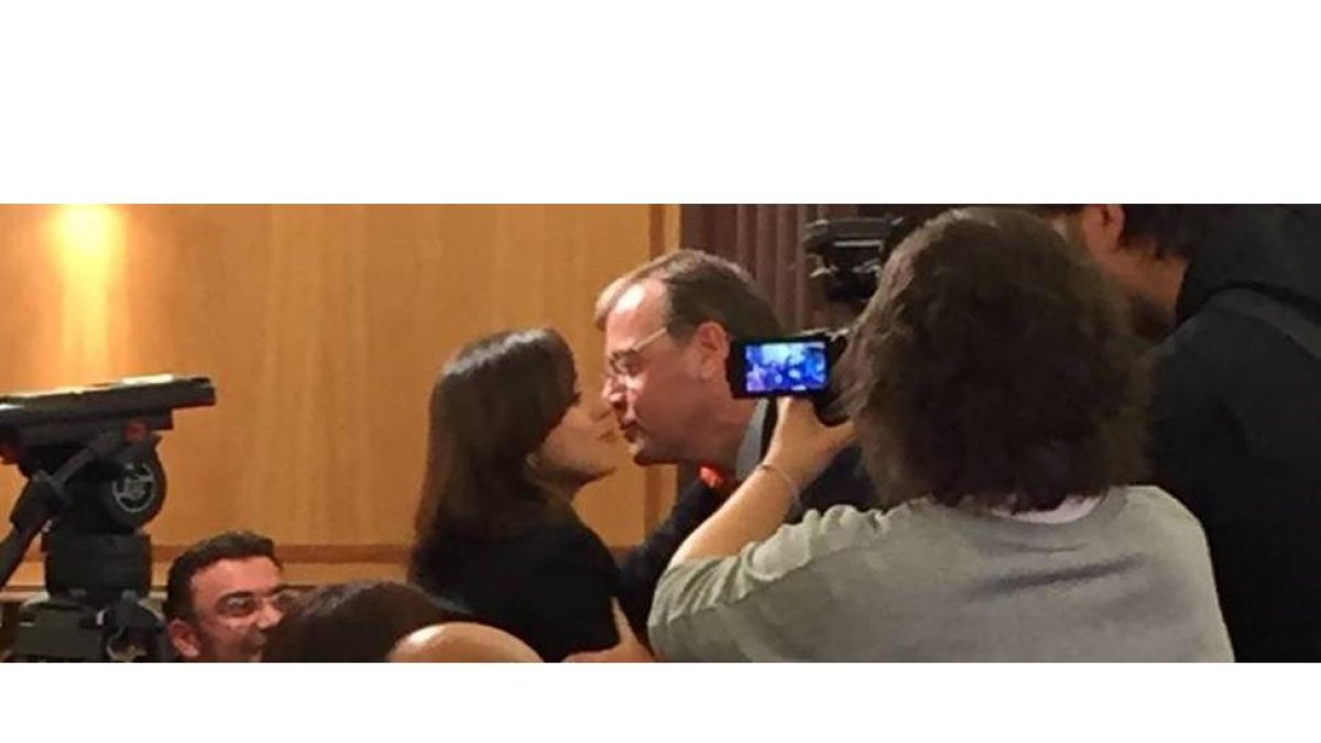 Silván besa a Gemma Villarroel tra obtener su apoyo