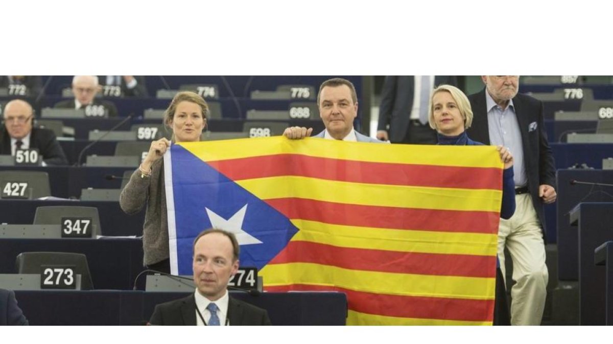 Eurodiputados posan con una bandera estelada durante el debate pactado por la mayoría de grupos políticos con el enunciado "Estado de Derecho, Constitución y Derechos Fundamentales en España, a la luz de los acontecimientos en Cataluña"