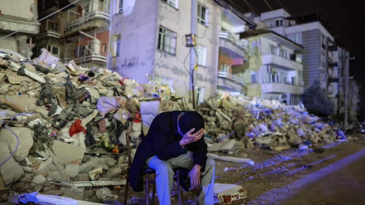 Un hombre se lamenta sobre las ruinas de edificios en Hatay. ERDEM SAHIN