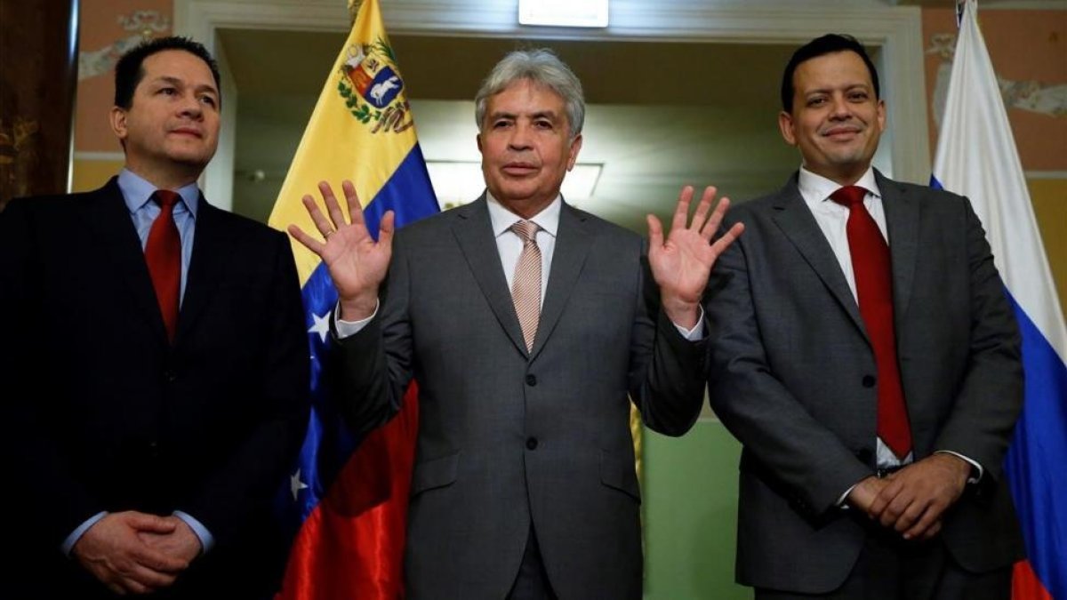 Zerpa (derecha), el ministro de Agricultura venezolano, Wilmar Castro Soteldo (centro) y el embajador en Rusia, Carlos Faría, el 15 de noviembre en Moscú.