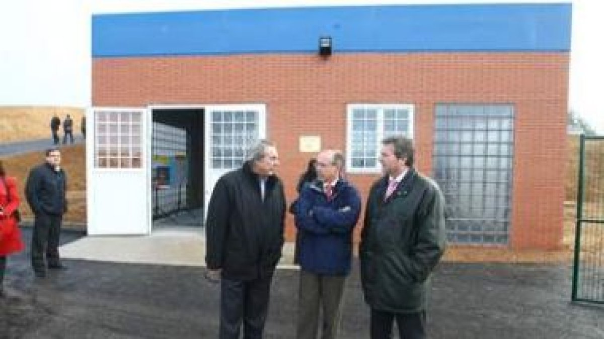 Antonio Canedo, Jorge Marquínez y Raúl Valcarce, durante la visita al nuevo depósito de Camponaraya