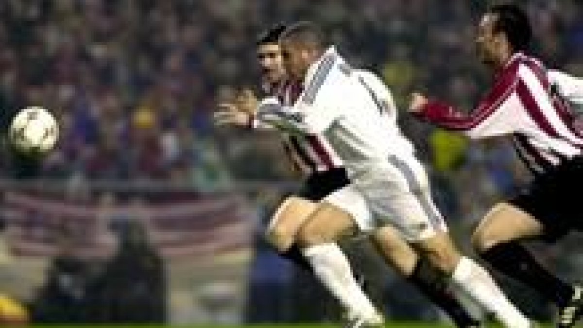 Ronaldo trata de hacerse con el control de un balón, perseguido por Karanka y Lafuente