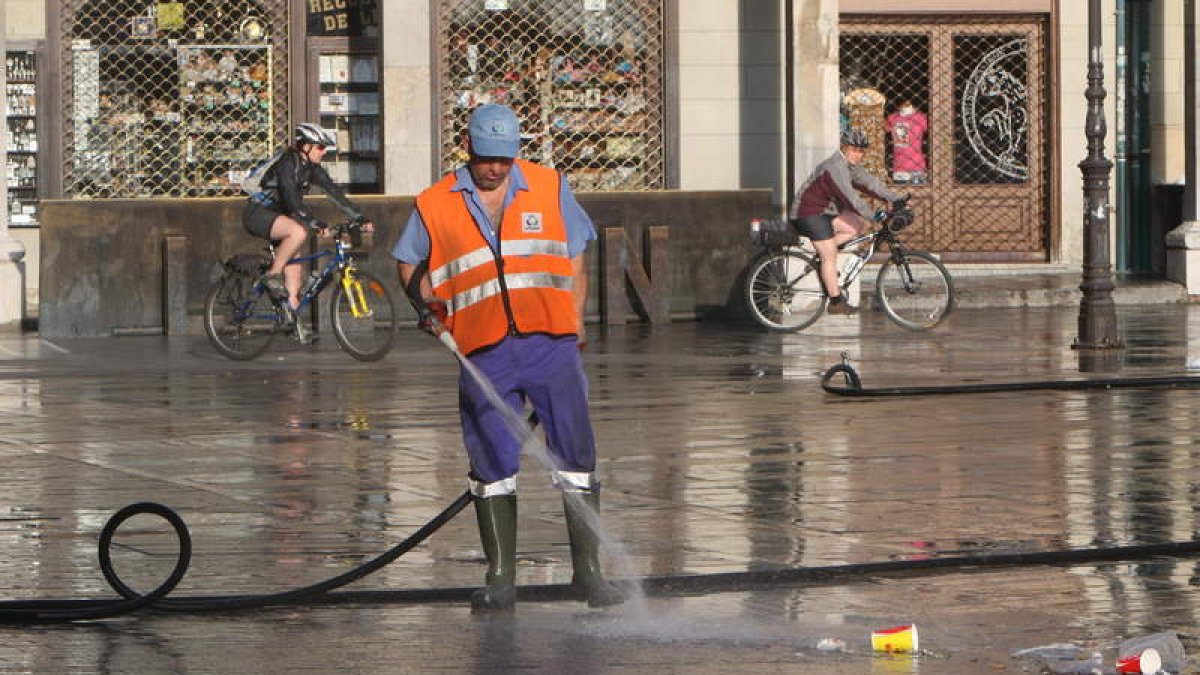 El Ayuntamiento apuntó ayer que se han reducido los baldeos de las calles. DL