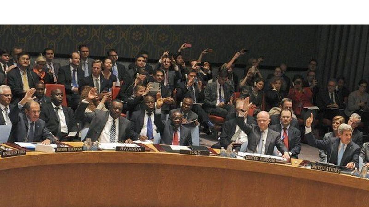 Votación en el Consejo de Seguridad. A la derecha, el jefe de la diplomacia de EEUU, John Kerry, y a la izquierda, su homólogo ruso, Sergei Lavrov, esta madrugada.