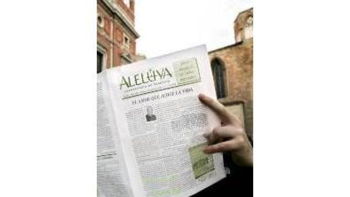 Una persona lee la hoja parroquial donde se publica el artículo