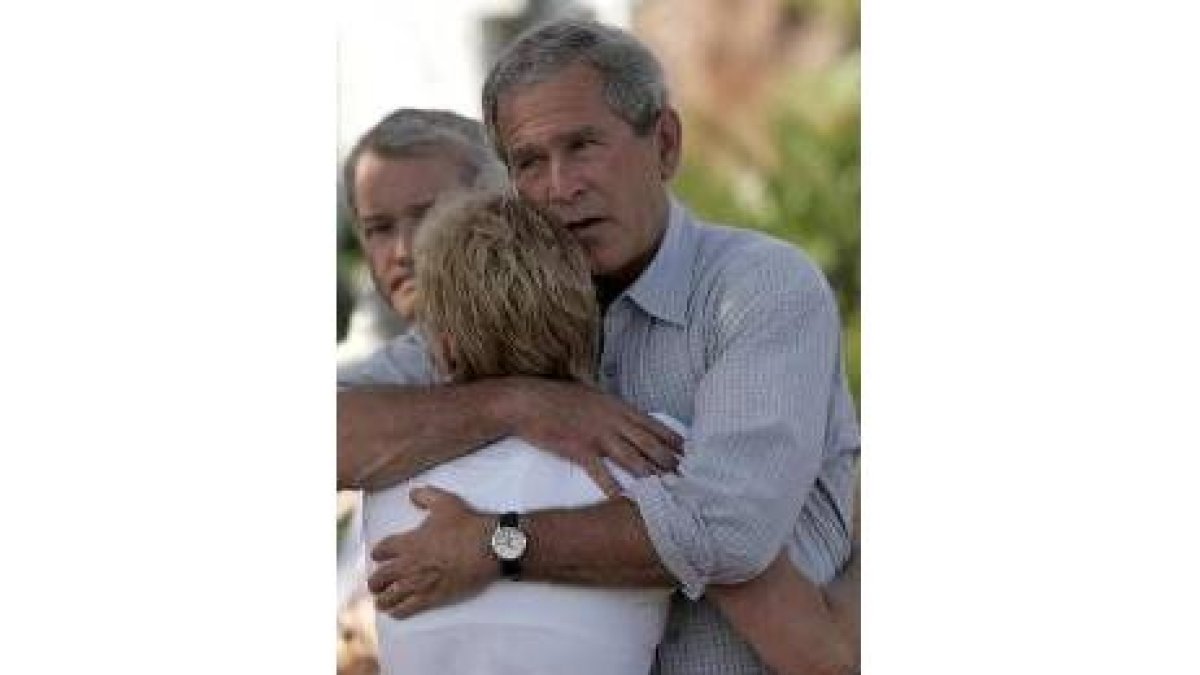 El presidente George W. Bush abraza a una mujer en Florida