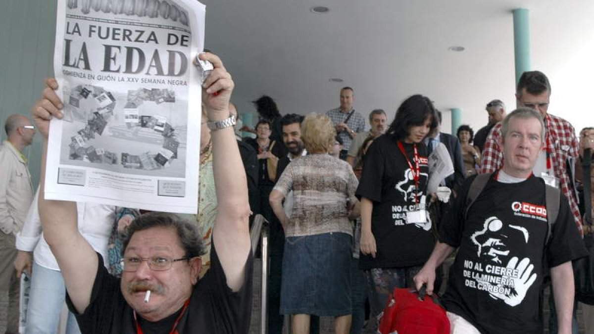 Paco Ignacio Taibo, director de la semana negra, con un ejemplar del periódico del festival.