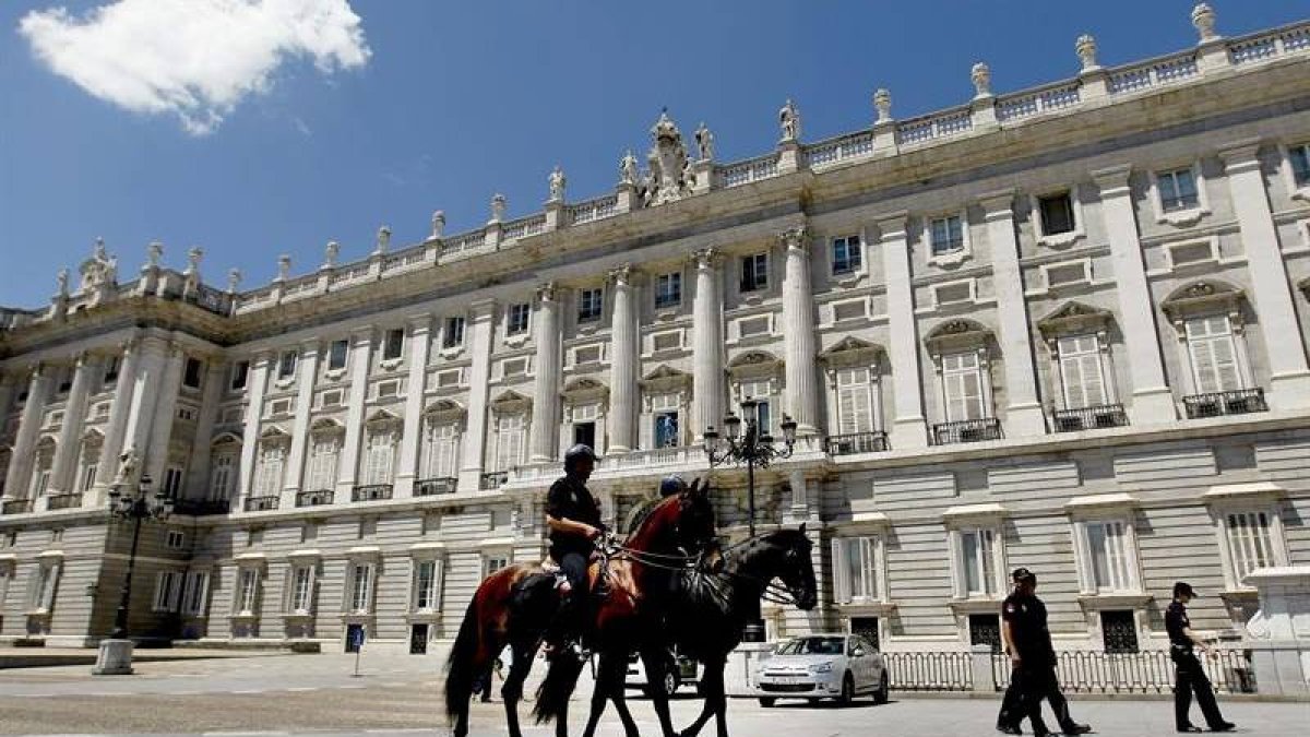 Agentes de la Policía Nacional, que forman parte del dispositivo de seguridad que blinda Madrid para que la proclamación del rey Felipe VI transcurra con normalidad y sin incidentes, patrullan a caballo y a pie por los alrededores del Palacio Real.