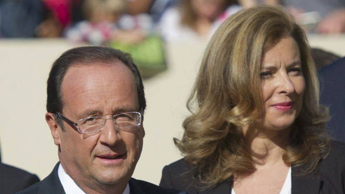 Una imagen de archivo del presidente francés Francois Hollande con su compañera Valérie Trierweiler.