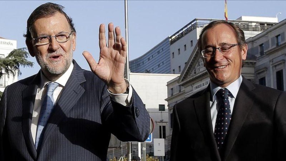 El presidente del Gobierno en funciones, Mariano Rajoy, y el candidato a lehendakari del PP, Alfonso Alonso, este miércoles en Madrid.