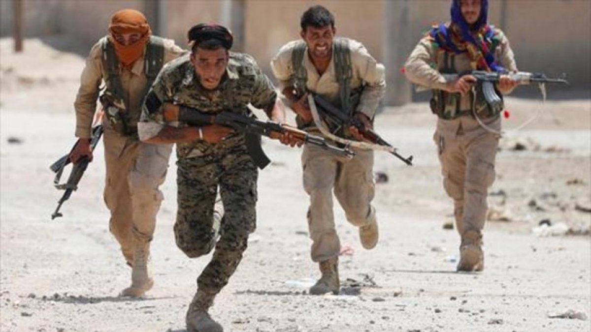 Milicianos kurdos en una calle de Raqqa.